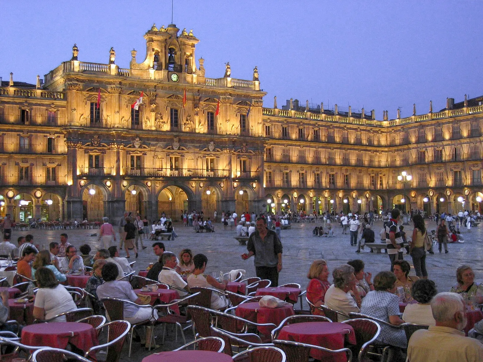 La Plaza Mayor de Salamanca al anochecer, con las terrazas llenas